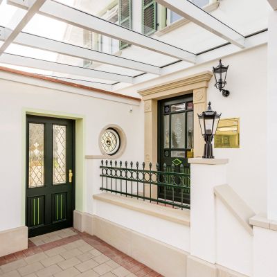 Edele Holzfenster und elegante Holzhaustüren