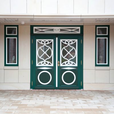 Fassade mit Holzhaustür