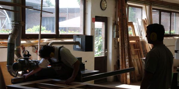 Tischler an der Maschine 