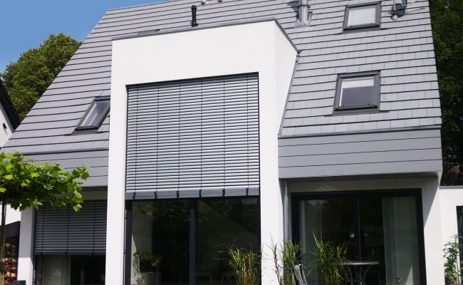 Haus mit Rollläden & Sonnenschutz